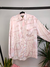 Lade das Bild in den Galerie-Viewer, Vintage shirt soft pink white crazy print pattern long sleeve button up RGV women L unisex men M-L
