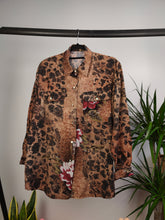 Lade das Bild in den Galerie-Viewer, Vintage viscose shirt animal leopard brown rose floral blouse crazy print pattern long sleeve button up women M-L
