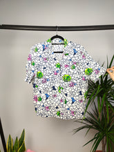 Lade das Bild in den Galerie-Viewer, Vintage shirt viscose white flower floral crazy print pattern short sleeve button up M
