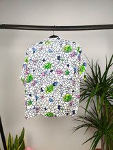 Lade das Bild in den Galerie-Viewer, Vintage shirt viscose white flower floral crazy print pattern short sleeve button up M
