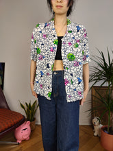 Load image into Gallery viewer, Vintage shirt viscose white flower floral crazy print pattern short sleeve button up M
