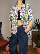 Load image into Gallery viewer, Vintage shirt viscose white flower floral crazy print pattern short sleeve button up M
