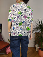 Load image into Gallery viewer, Vintage shirt viscose white flower floral crazy print pattern short sleeve button up M
