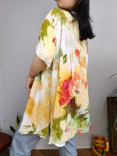 Load image into Gallery viewer, Vintage shirt floral flower art print pattern white yellow short sleeve spring summer L
