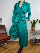 Load image into Gallery viewer, Vintage 100% silk set blouse jacket pants culottes turquoise green S-M
