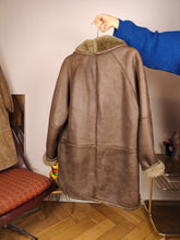 Load image into Gallery viewer, Vintage shearling coat M L | brown lambskin sheepskin leather sherpa jacket women unisex men
