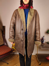 Load image into Gallery viewer, Vintage shearling coat M L | brown lambskin sheepskin leather sherpa jacket women unisex men
