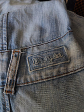 Lade das Bild in den Galerie-Viewer, Das Wrangler Light Blue Denim Minikleid | Vintage Y2K hellweiße Waschjeans Frühling Sommer kurzes Rockkleid mit niedriger Taille M
