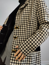 Lade das Bild in den Galerie-Viewer, Der Hahnentritt-Blazer aus Wolle | Vintage-Jacke aus reiner Wolle mit Karomuster in Schwarz und Weißgold, SM
