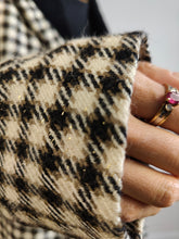 Lade das Bild in den Galerie-Viewer, Der Hahnentritt-Blazer aus Wolle | Vintage-Jacke aus reiner Wolle mit Karomuster in Schwarz und Weißgold, SM
