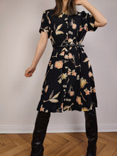 Lade das Bild in den Galerie-Viewer, Das schwarz-beige Blumenkleid | Vintage-Kleid mit Blumenmuster, kurzärmelig, Midi-Länge, A-Linie, Größe S
