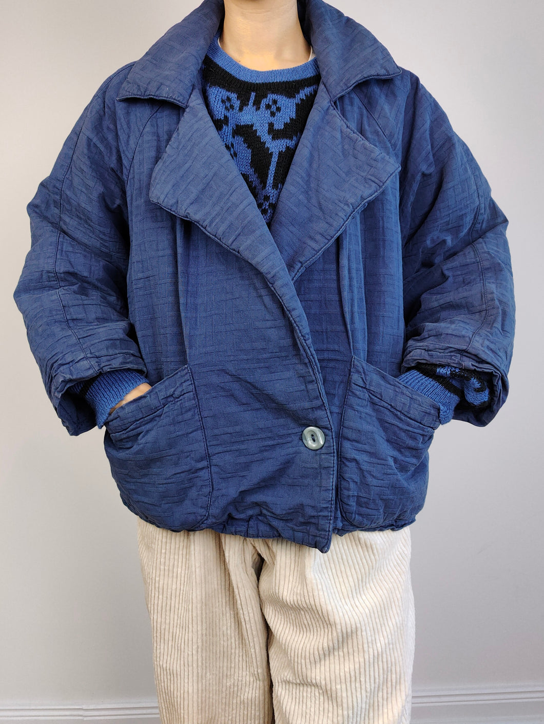 Die blaue wattierte Baumwolljacke | Vintage kurzer Strukturmuster-Blazer mit großen Ärmeln, Winter-Herbstmantel M