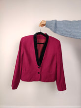 Lade das Bild in den Galerie-Viewer, Die Wollrosa-Magenta-Kurzblazerjacke | Vintage 80er-Jahre-Crop-Jacke aus reiner Schurwolle mit Samtkragen, hergestellt in Italien, M
