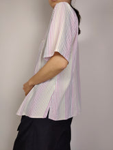 Lade das Bild in den Galerie-Viewer, Das weiß-rosa gestreifte Hemd | Vintage Bluse Regenbogen Streifen Muster Kurzarm Frau Damen Damen 40 M
