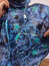Load image into Gallery viewer, The Blue Star Ski Suit | Vintage 90s retro snow snowboard winter sport onesie overall jumpsuit woman camouflage pattern Kananaski Country Finland EU36 IT42 F38 UK10 US8 S

