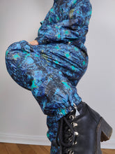 Load image into Gallery viewer, The Blue Star Ski Suit | Vintage 90s retro snow snowboard winter sport onesie overall jumpsuit woman camouflage pattern Kananaski Country Finland EU36 IT42 F38 UK10 US8 S
