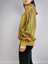 Lade das Bild in den Galerie-Viewer, Der gelbgrüne Musterpullover | Vintage Strickpullover Pullover Pullover V-Ausschnitt Druckmuster Salbei Senf Damen Herren Unisex M
