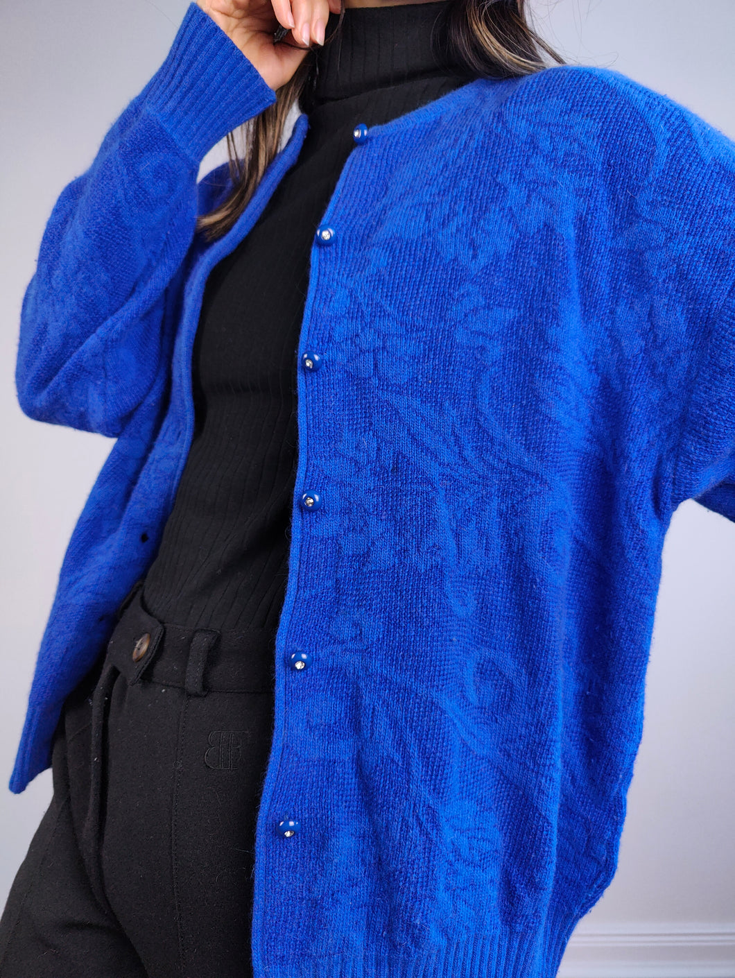 Der elektrische blaue Woll-Cardigan | Vintage Wollmix-Strickjacke, Barock-Blumenmuster-Pullover, SM