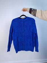 Lade das Bild in den Galerie-Viewer, Der elektrische blaue Woll-Cardigan | Vintage Wollmix-Strickjacke, Barock-Blumenmuster-Pullover, SM
