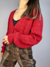 Lade das Bild in den Galerie-Viewer, Der Wool Lucky Red Cardigan | Vintage Premium Wolle Zopfmuster gestrickte Pulloverjacke SM
