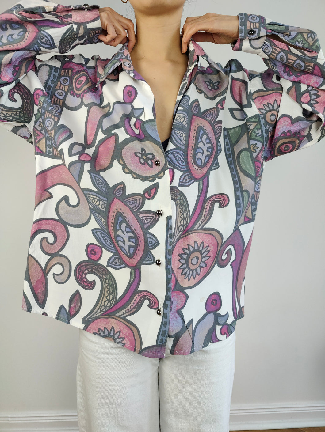 Das weiß-rosa Kunstmuster-Shirt | Vintage 90er Viskose Langarm Crazy Print Damen Bluse L