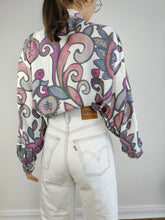 Lade das Bild in den Galerie-Viewer, Das weiß-rosa Kunstmuster-Shirt | Vintage 90er Viskose Langarm Crazy Print Damen Bluse L
