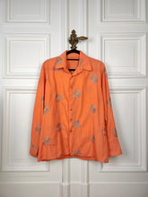 Lade das Bild in den Galerie-Viewer, Die orange Kreis-Stickbluse | Vintage-Baumwollshirt für Damen, spiralförmige Stickereien, lange Ärmel, hergestellt in England, SM

