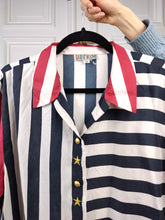 Lade das Bild in den Galerie-Viewer, Das Seidenhemd mit amerikanischer Flagge | Vintage Lady Rene Streifen Streifen Sterne Stickerei Druckmuster Kurzarm Mann Frau Unisex ML
