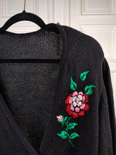 Lade das Bild in den Galerie-Viewer, Der schwarze bestickte Rosenpullover | Vintage-Pullover, Stickerei, Blumenmuster, rot, Wickel-Cardigan S
