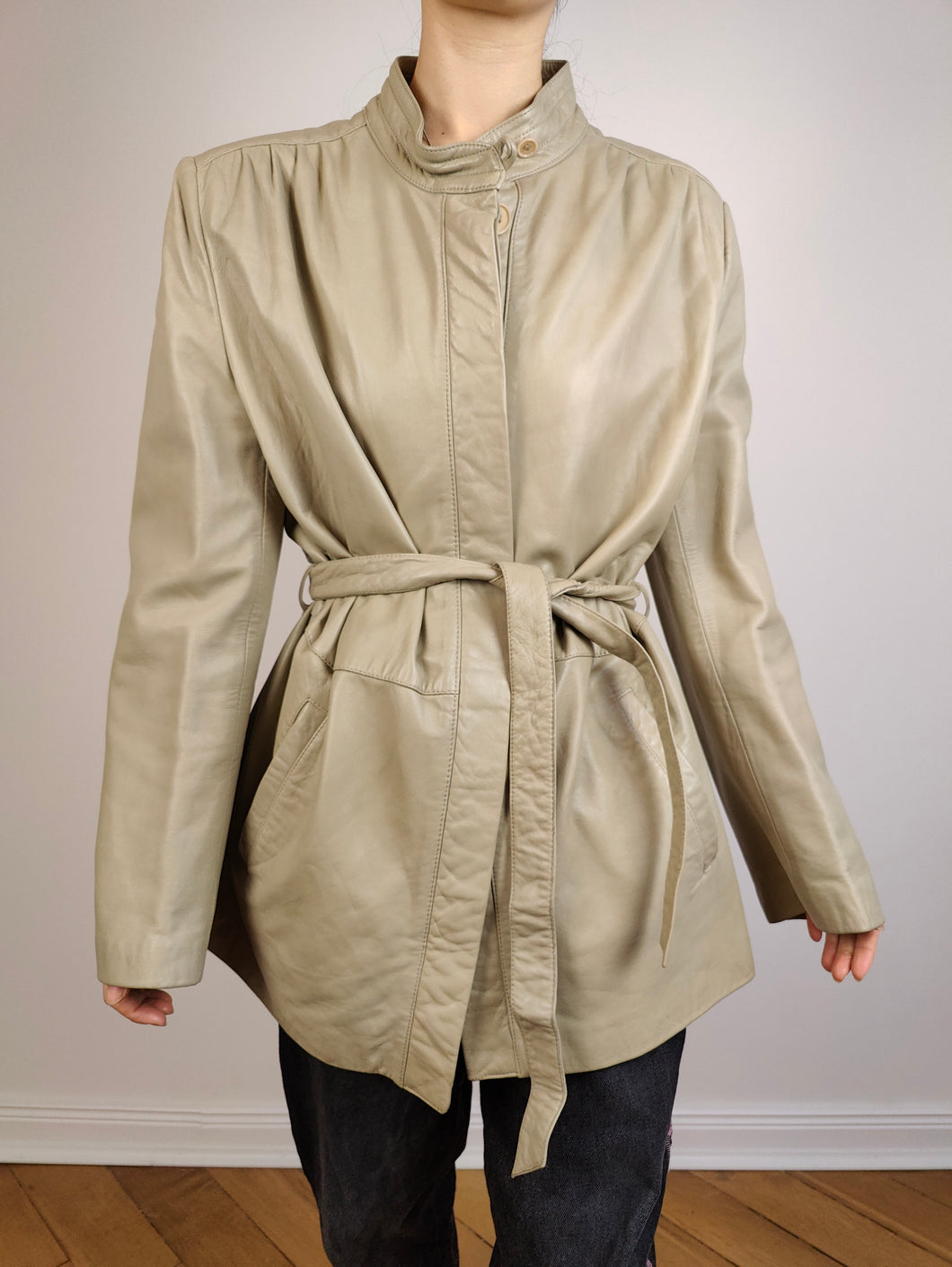 Der Beige-Creme-Mantel aus Nappaleder | Vintage echter Lammleder-Minimal-Trenchcoat-Taillen-Krawattenjacke aus weißem Elfenbein IT48 SM