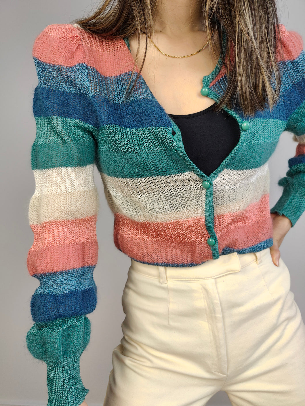 Der Wollmix-Regenbogenstrick-Cardigan | Vintage Strickpullover Jacke pastellblau rosa grün weiß Streifenmuster gehäkelt hell Frühling Sommer Damen XS