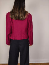 Lade das Bild in den Galerie-Viewer, Die Wollrosa-Magenta-Kurzblazerjacke | Vintage 80er-Jahre-Crop-Jacke aus reiner Schurwolle mit Samtkragen, hergestellt in Italien, M
