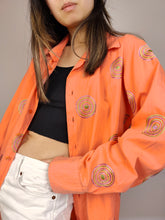 Lade das Bild in den Galerie-Viewer, Die orange Kreis-Stickbluse | Vintage-Baumwollshirt für Damen, spiralförmige Stickereien, lange Ärmel, hergestellt in England, SM
