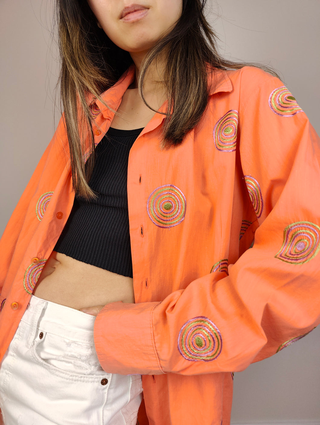 Die orange Kreis-Stickbluse | Vintage-Baumwollshirt für Damen, spiralförmige Stickereien, lange Ärmel, hergestellt in England, SM