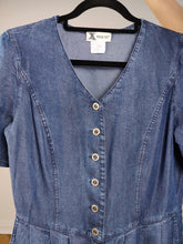 Lade das Bild in den Galerie-Viewer, Das dunkelblaue Maxi-Jeanshemdkleid | Vintage 90er Jahre Jeans Button Down Frühling Sommer Kurzarm langes Kleid S
