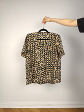 Lade das Bild in den Galerie-Viewer, Die seidenbeige-schwarze Kreis-Print-Bluse | Vintage reine Seide Damen Kurzarmshirt verrücktes Muster Punkte ML

