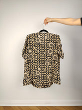 Lade das Bild in den Galerie-Viewer, Die seidenbeige-schwarze Kreis-Print-Bluse | Vintage reine Seide Damen Kurzarmshirt verrücktes Muster Punkte ML
