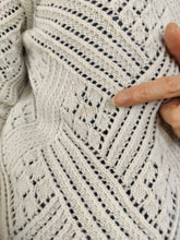Lade das Bild in den Galerie-Viewer, Der weiße süße offene Strick-Cardigan | Vintage Rüschenkragen schlicht gehäkelt Strukturmuster gestrickt Damen Prärie feminin Cottage Core XS
