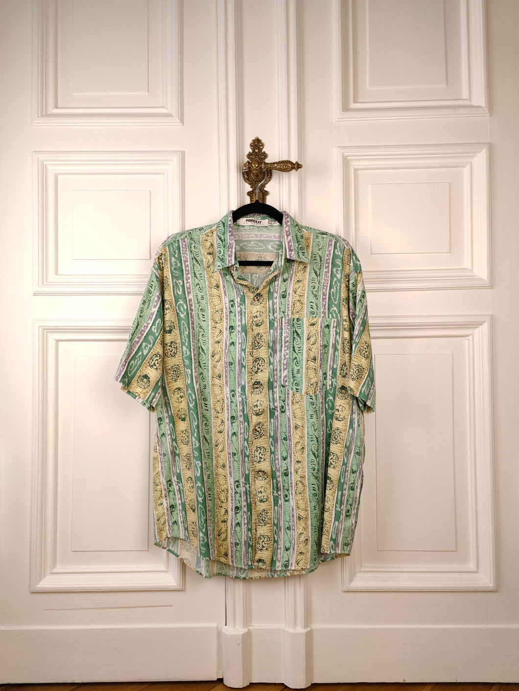 Das 90er-Jahre-Hemd mit grünem gelbem Muster | Vintage Princess Festival Frühling Sommer vertikaler Streifendruck Kurzarm Unisex Herren M Damen L