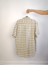 Lade das Bild in den Galerie-Viewer, Das 90er Bodoni Checker Cream Shirt | Vintage warmweiß beige Karomuster Druck Kurzarm Unisex Herren L Damen L-XL
