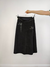 Lade das Bild in den Galerie-Viewer, Der schwarze Wildlederrock von Roberto Cavalli | Vintage Designer Echtleder schwarz baumelnde Bling Edelsteine ​​Y2K Rock S
