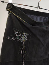 Lade das Bild in den Galerie-Viewer, Der schwarze Wildlederrock von Roberto Cavalli | Vintage Designer Echtleder schwarz baumelnde Bling Edelsteine ​​Y2K Rock S
