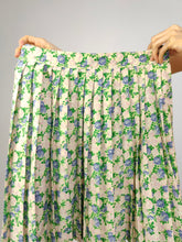 Load image into Gallery viewer, The Green Cream Floral Plisse Skirt | Vintage pleated small flower petit fleur print pattern mini midi length white purple DE40 M
