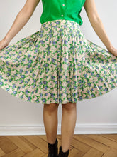 Load image into Gallery viewer, The Green Cream Floral Plisse Skirt | Vintage pleated small flower petit fleur print pattern mini midi length white purple DE40 M
