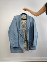 Lade das Bild in den Galerie-Viewer, Die blaue Denim-Blazerjacke mit Blumenfutter | Vintage Alber Delle Fragole Jeans floral gefütterte übergroße Jacke ML
