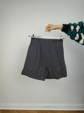 Load image into Gallery viewer, The Blue White Flower Pattern Shorts | Vintage Giorgio Valeri made in Italy floral print navy blue shorts IT46 S
