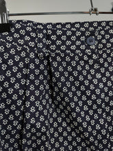 Lade das Bild in den Galerie-Viewer, Die blau-weißen Blumenmuster-Shorts | Vintage Giorgio Valeri, hergestellt in Italien, marineblaue Shorts mit Blumendruck, IT46 S
