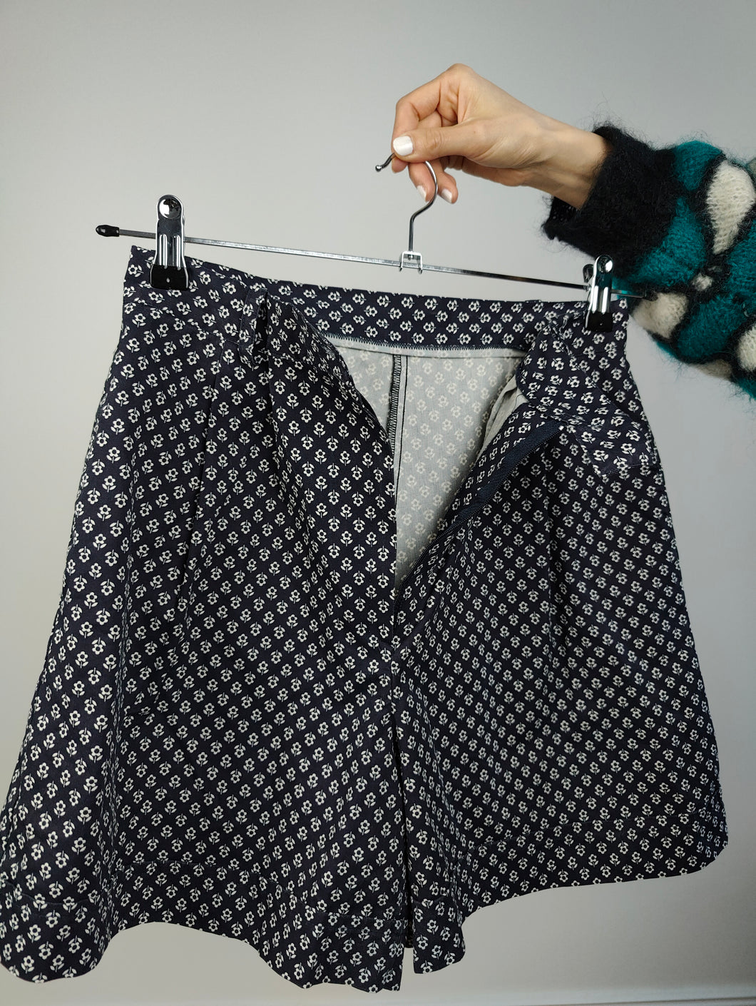 The Blue White Flower Pattern Shorts | Vintage Giorgio Valeri made in Italy floral print navy blue shorts IT46 S