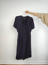 Lade das Bild in den Galerie-Viewer, Das blau-rosa gepunktete Kleid | Vintage Marcello Corazessi, hergestellt in Italien, marineblaues Midikleid mit rosa Punkten, S
