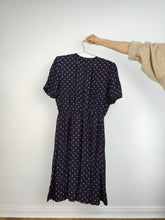 Lade das Bild in den Galerie-Viewer, Das blau-rosa gepunktete Kleid | Vintage Marcello Corazessi, hergestellt in Italien, marineblaues Midikleid mit rosa Punkten, S
